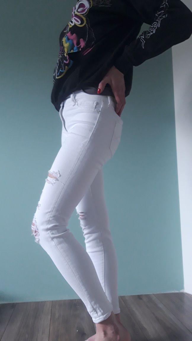 Białe jeansy S 36 z dziurami