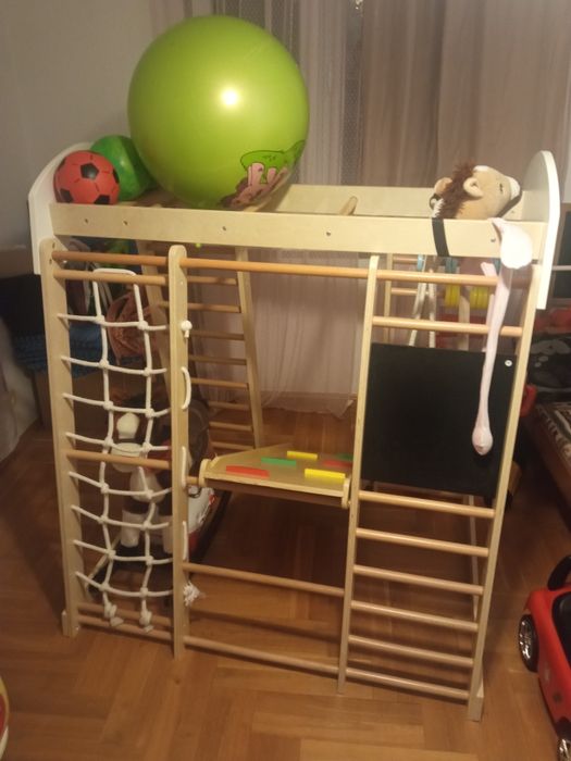 Drewniany plac zabaw do domu dla dzieci ze zjeżdżalnią