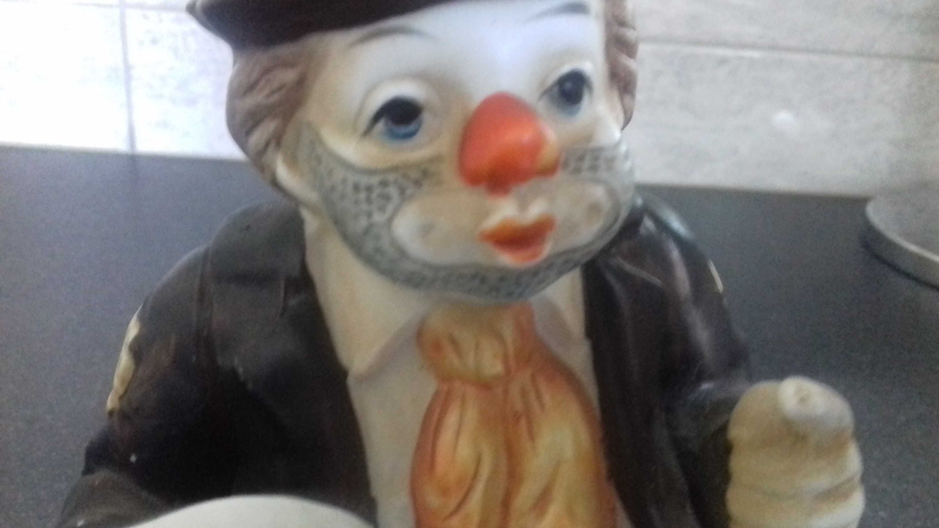 kolekcjonerska pozytywka figura Klaun porcelana. 18 cm BDB