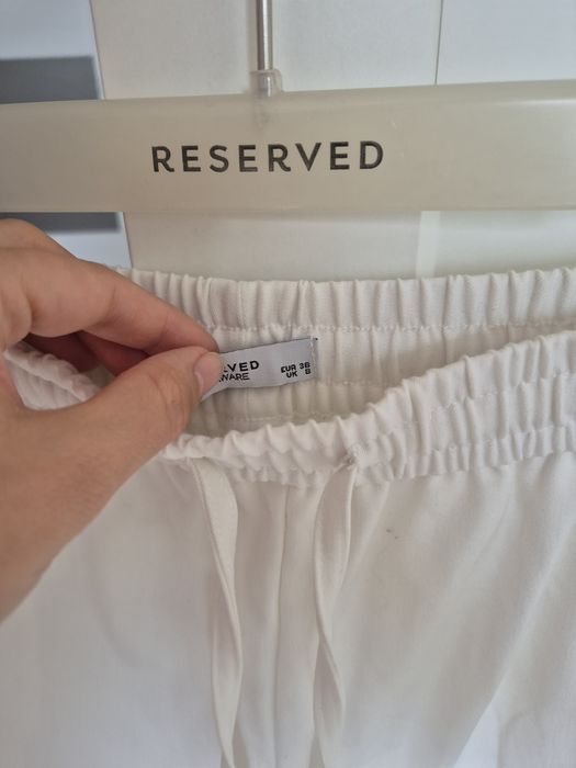 Śmietankowe apodnie roz 36, marka Reserved