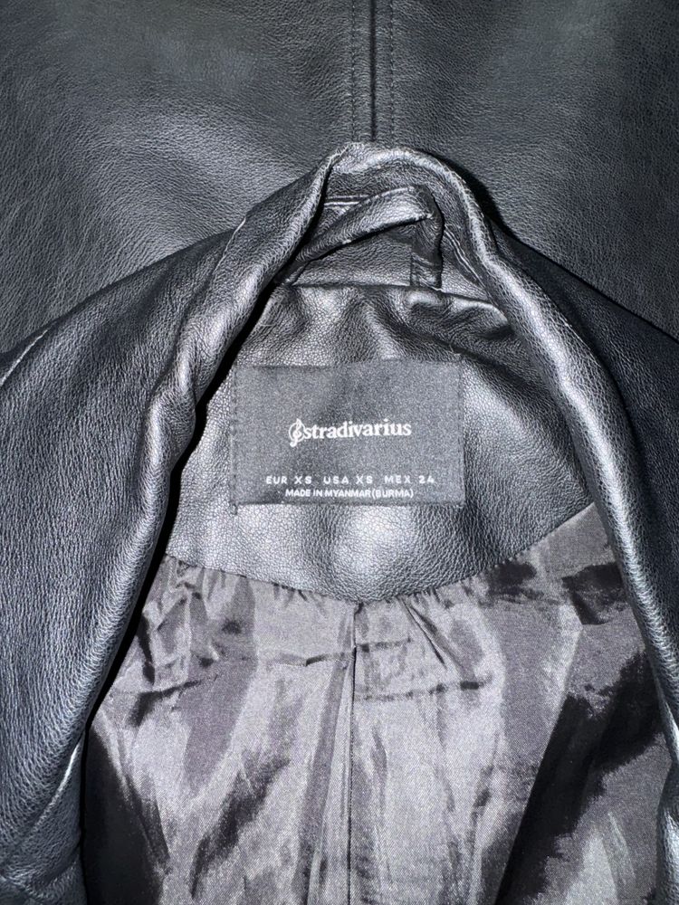 Кожанка Stradivarius, черная, размер xs/s oversize женская