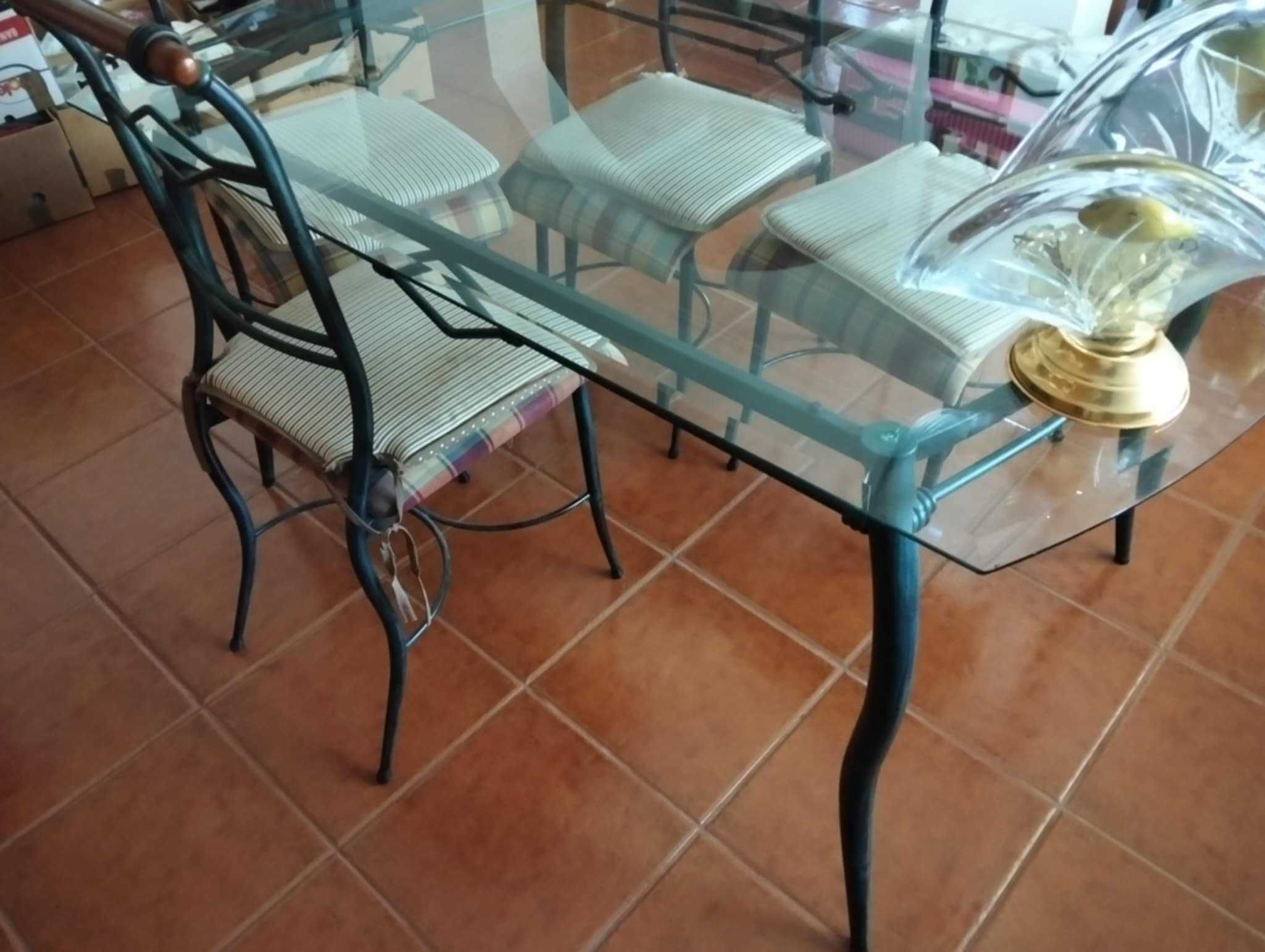 Vendo mesa e cadeiras