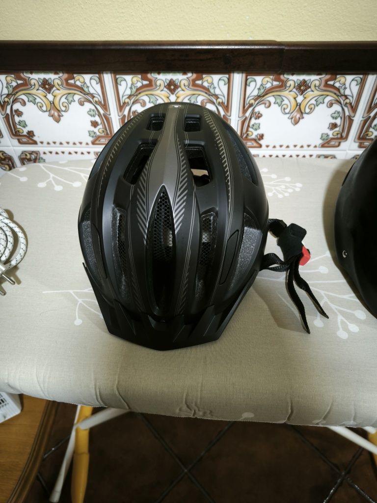Capacetes de bicicleta ou trotinete
