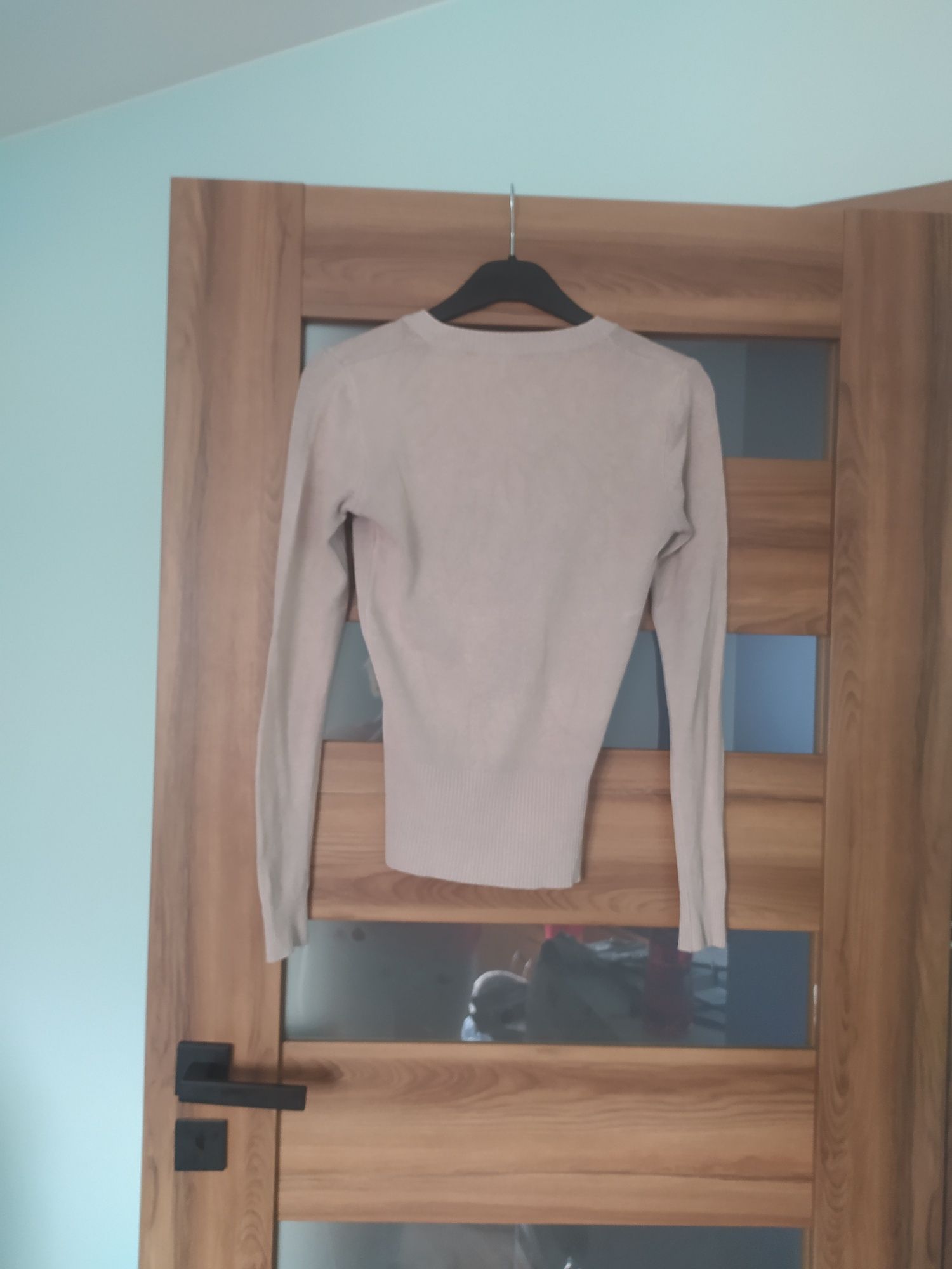 Sweter delikatny elastyczny z dekoltem V 36 S