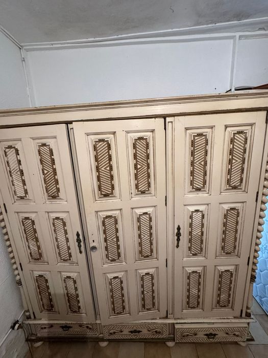 Roupeiro lacado antigo