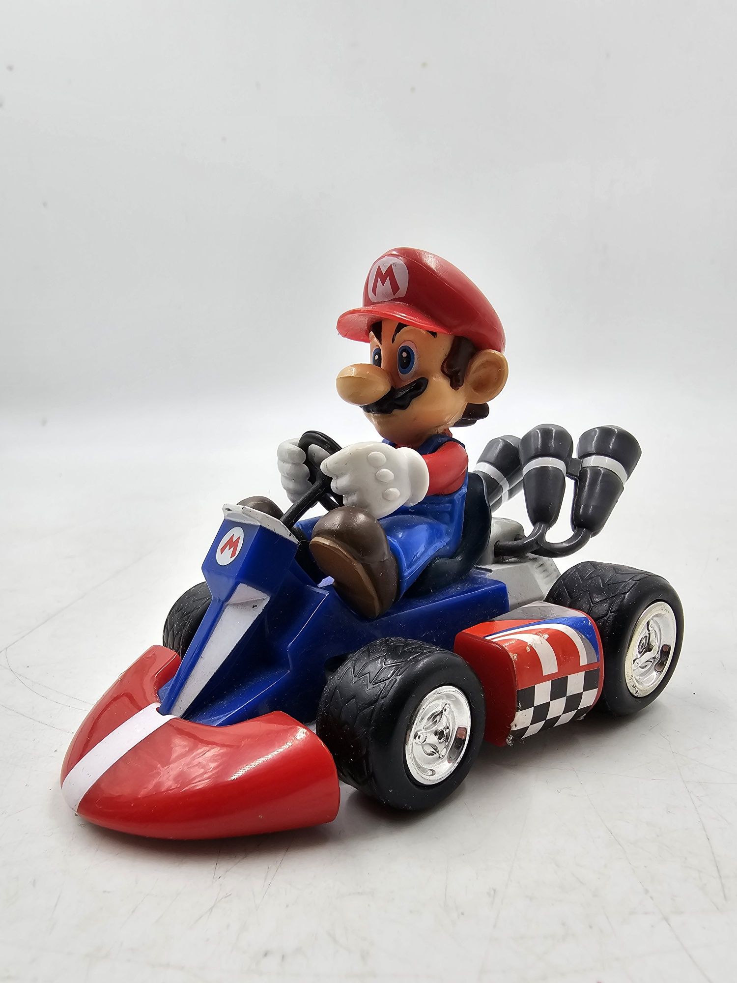 Super Mario figurka w samochodzie