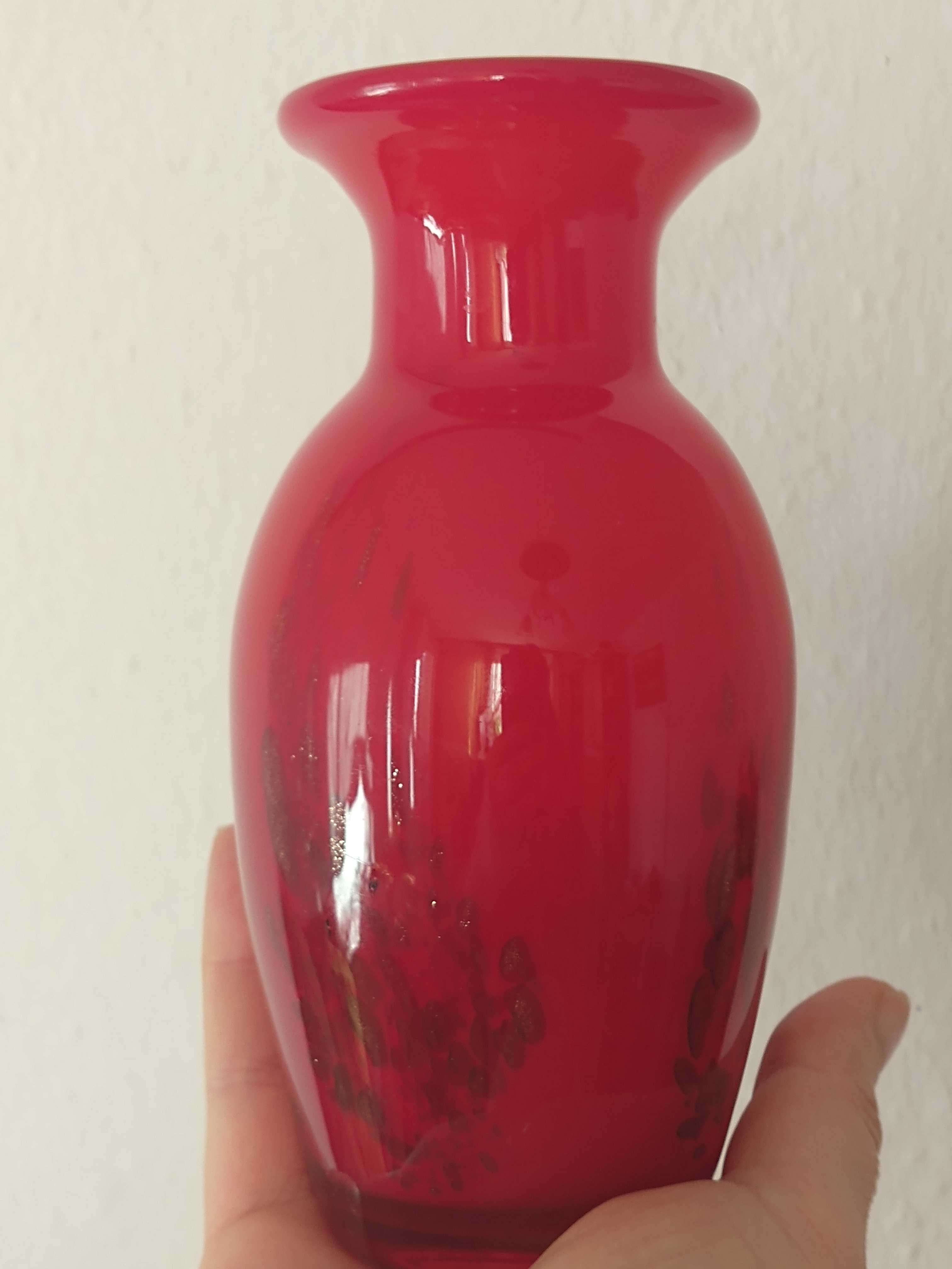 czerwony, szklany wazon Murano ze złotym piaskiem