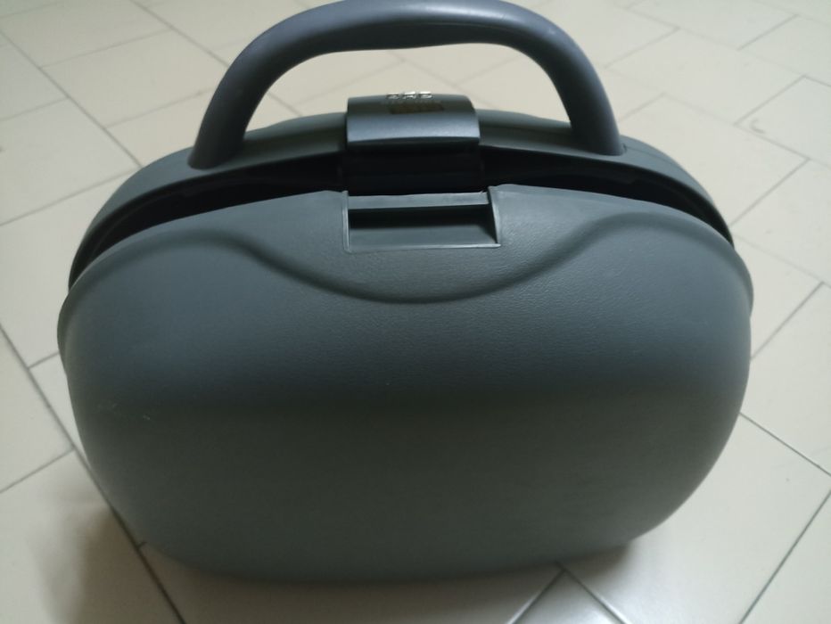 Nécessaire cinzento com código