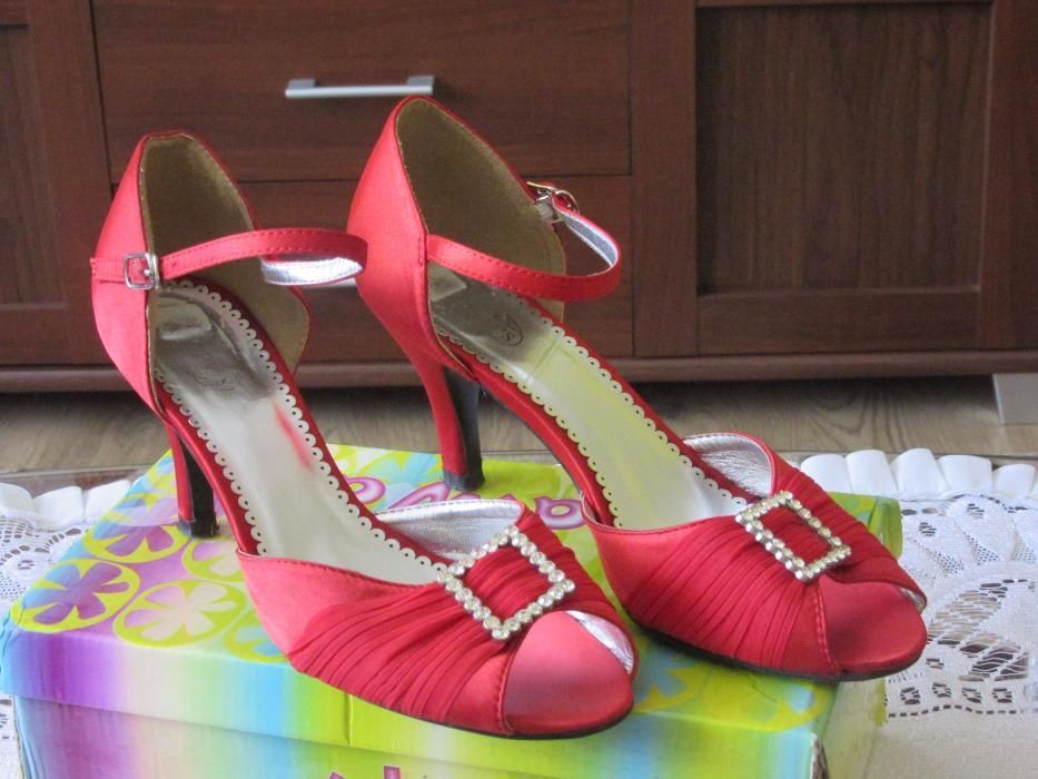 Sprzedam czerwone buty rozmiar 40