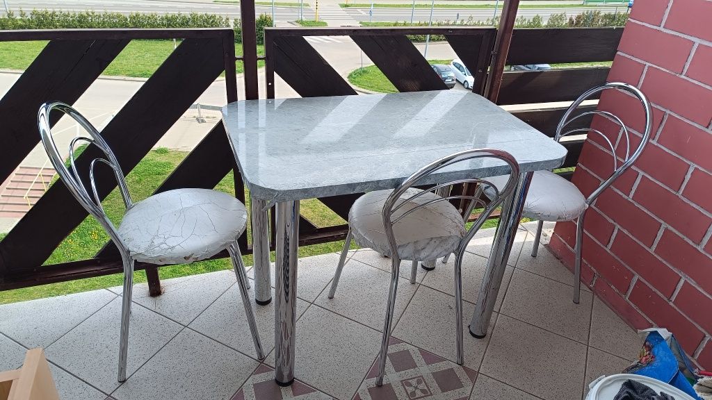 Meble kuchenne na balkon stół i krzesła metalowe