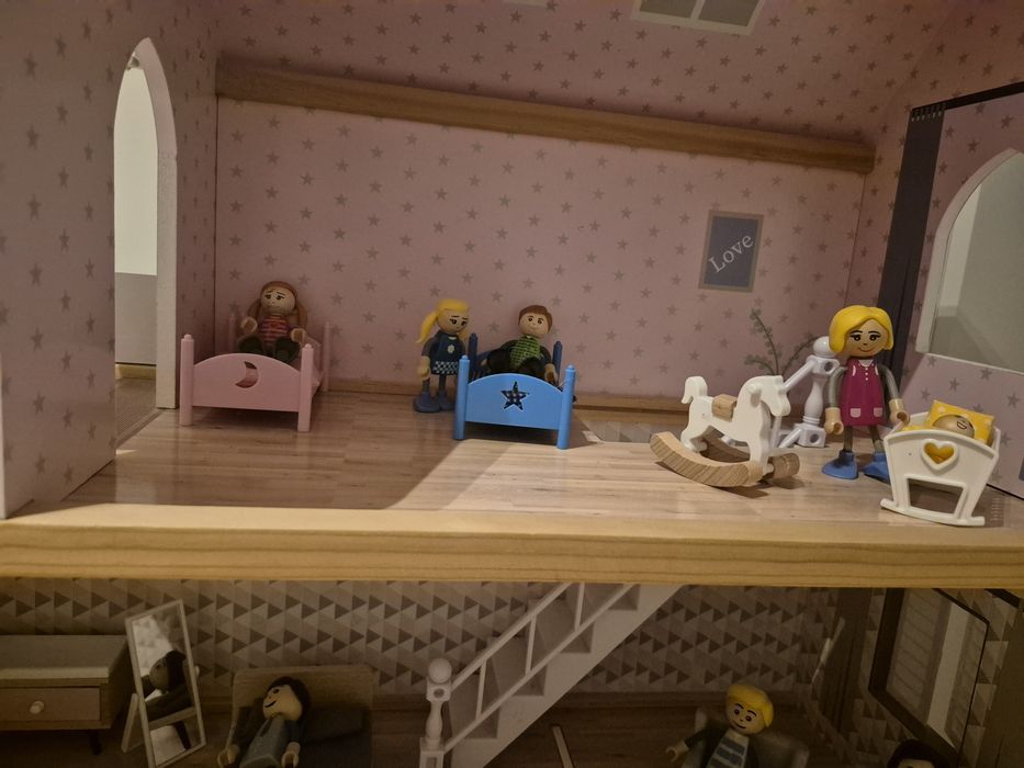 Drewniany domek dla lalek z mebelkami lidl