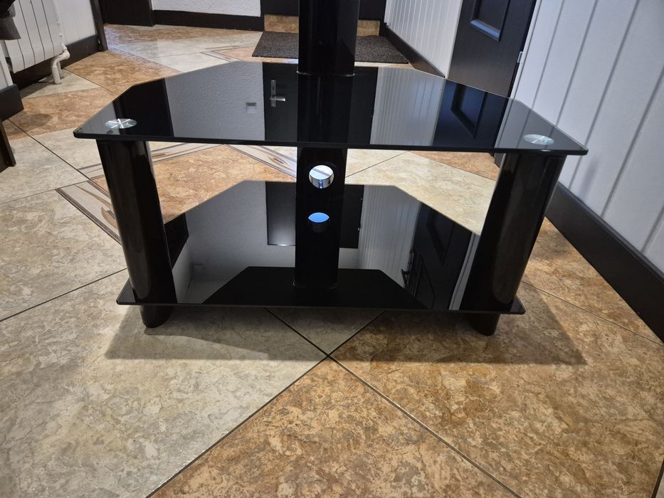 Stoliki RTV szklane: w kolorze czarnym i kolorze jasmym