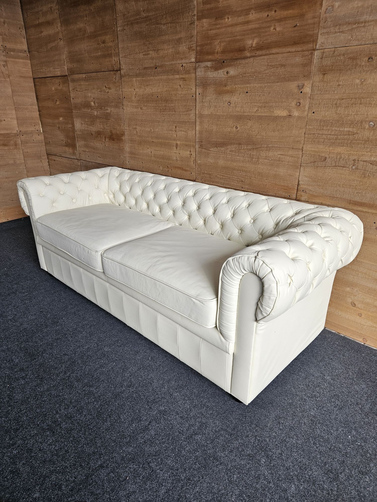 Kremowa sofa chesterfield z wystawy