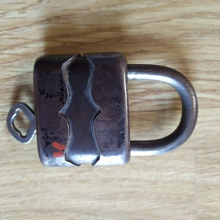 Stara kłódka sprawna Walentynki