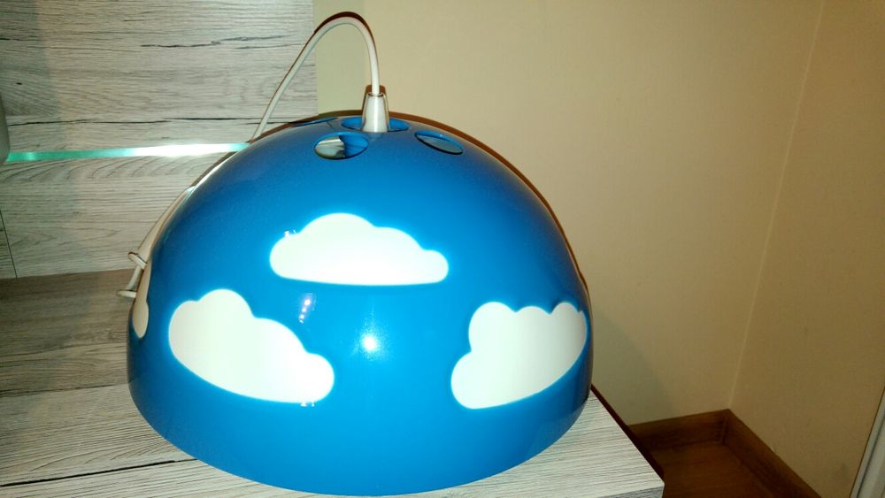 Lampa wisząca w chmurki Skojig firmy Ikea.