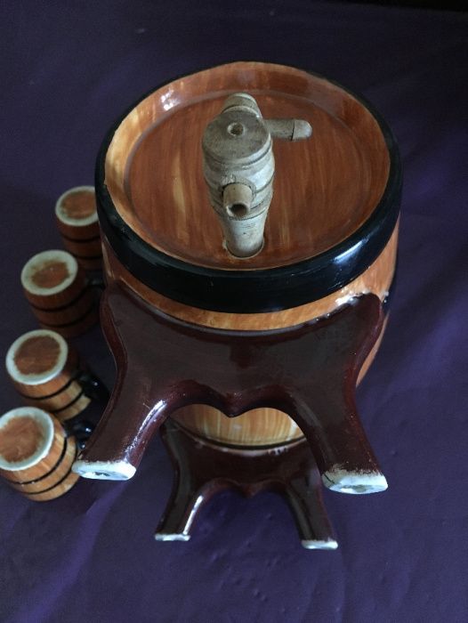 Barril com cerca de 40 anos com quatro canecas
