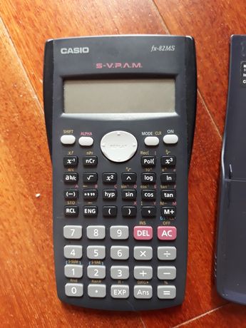 Calculadora científica Casio fx-82MS como nova