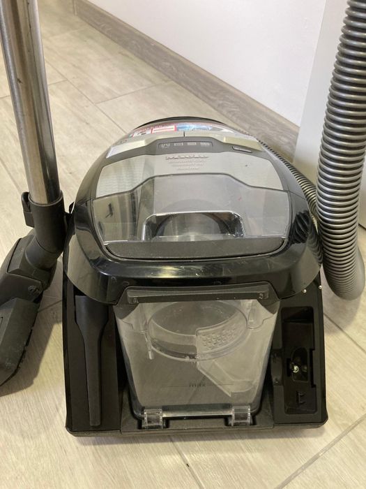Odkurzacz Miele Blizard CX1 sterowie w rękijesci