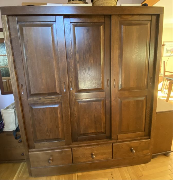 Szafa trzydrzwiowa – pojemna, funkcjonalna i elegancka