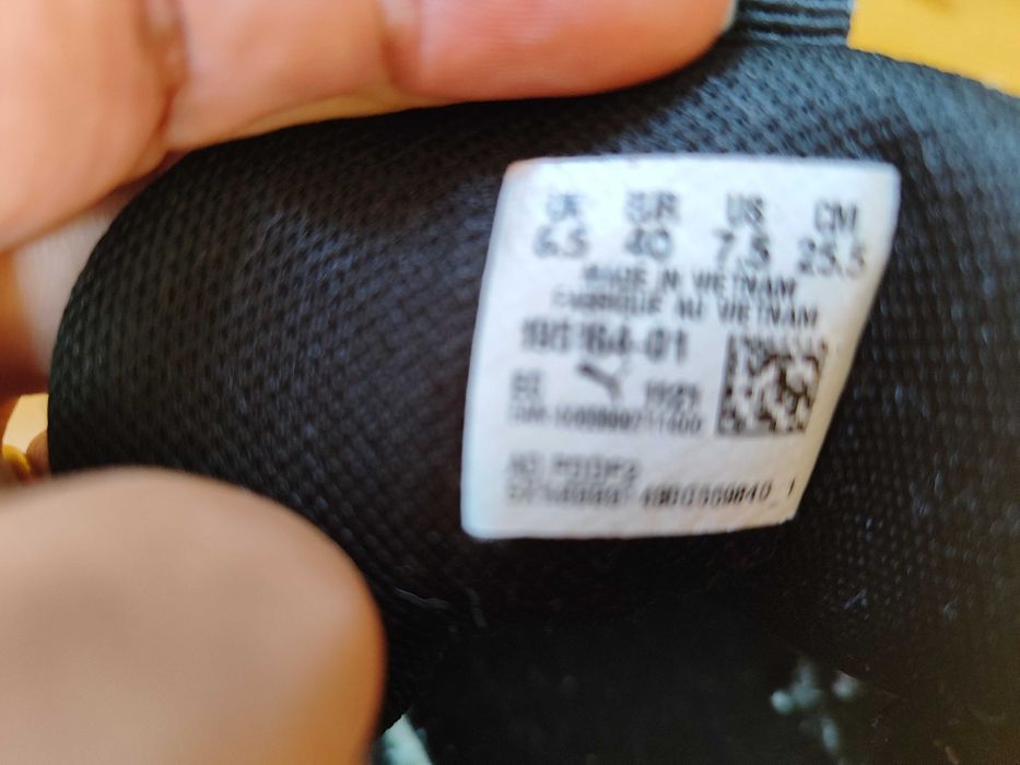 Tênis rapaz vários chuteiras