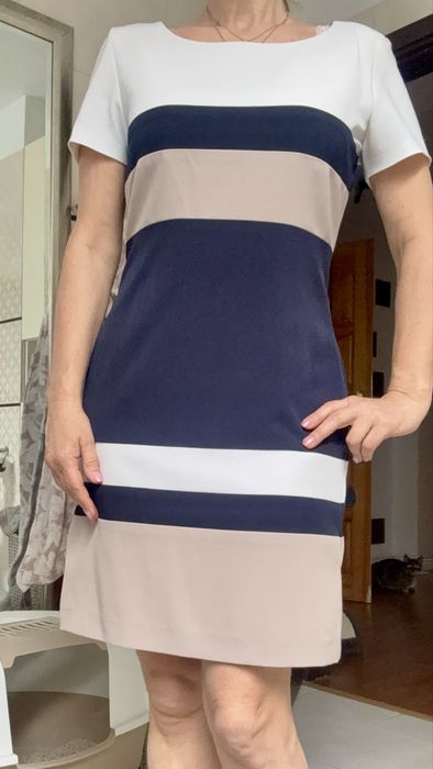 Wizytowa sukienka przed kolano.