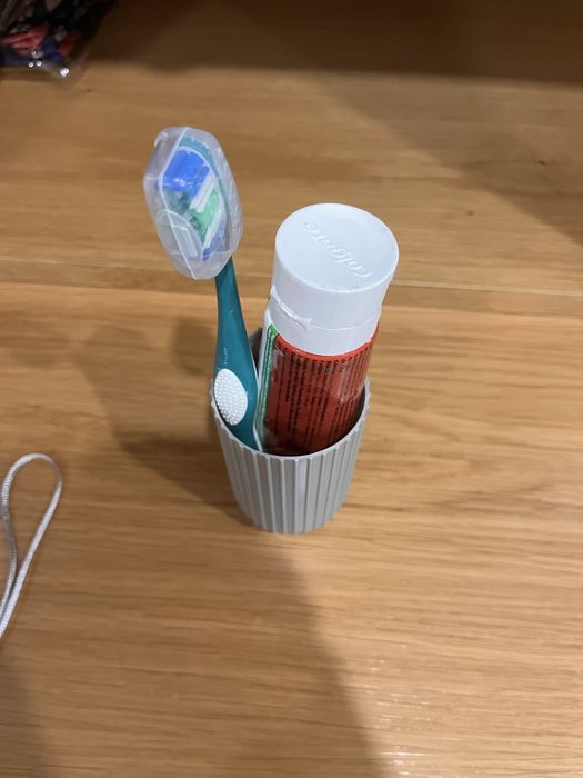 Vendo estojo de viagem para higiene oral novo