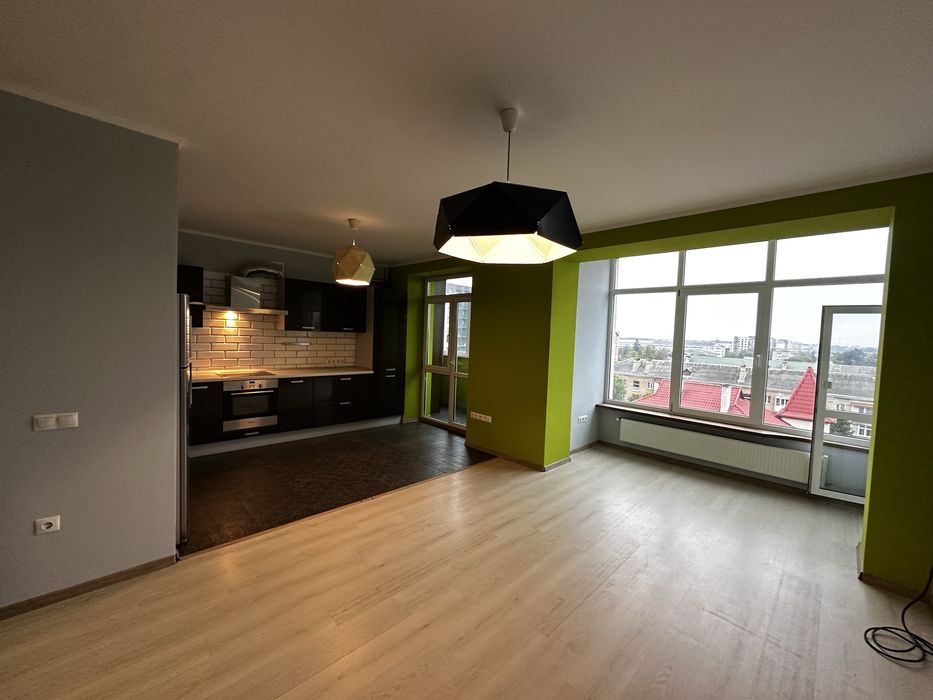 Продається простора 2-кімнатна квартира з коморою біля центру міста!