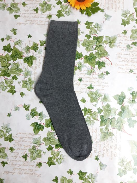 12 pares de meias pretas e cores sortidas.