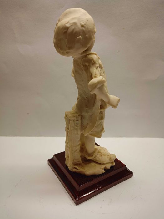 G. Armani ,sygnowana figura ,, Śpiewak" mahoń Capodimonte-sygnowana