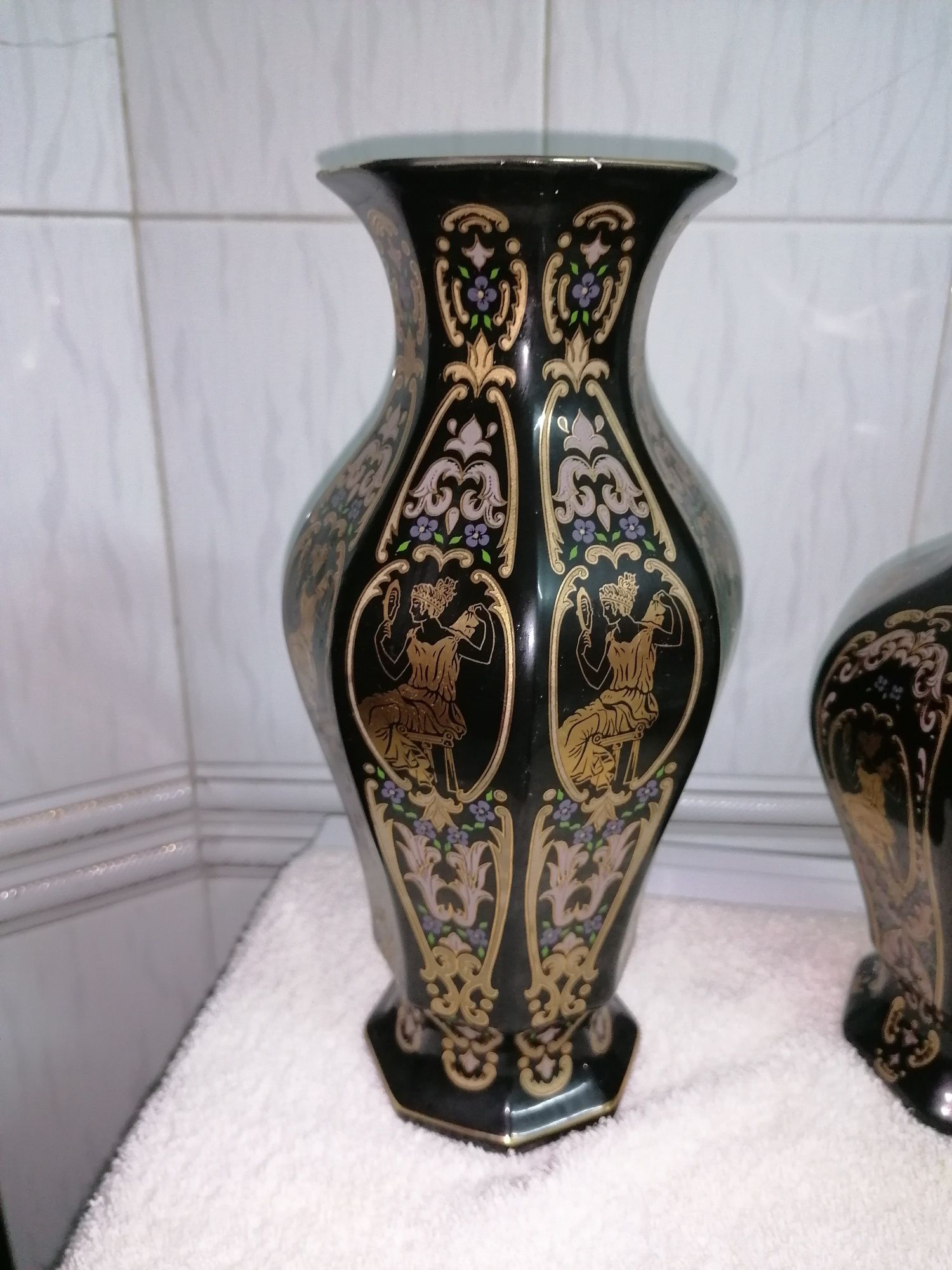 Pote e jarra decorativos pretos com motivos chineses dourados