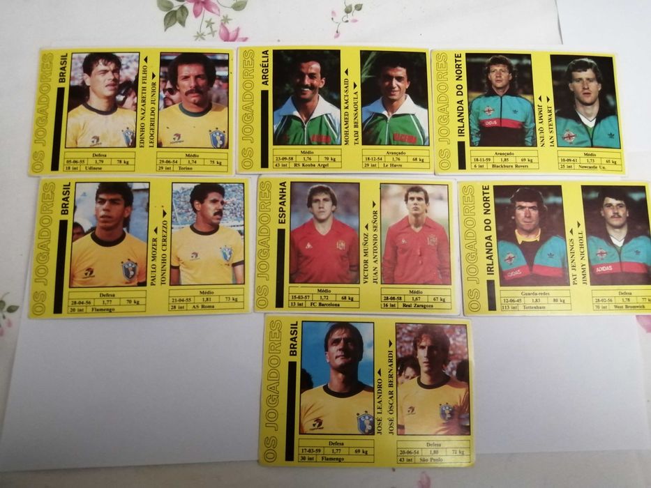 Calendários antigos com jogadores e equipas de futebol