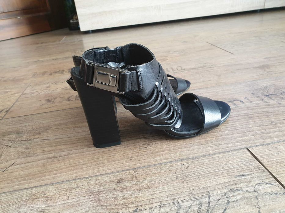 Czarne buty na obcasie/sandały Mohito