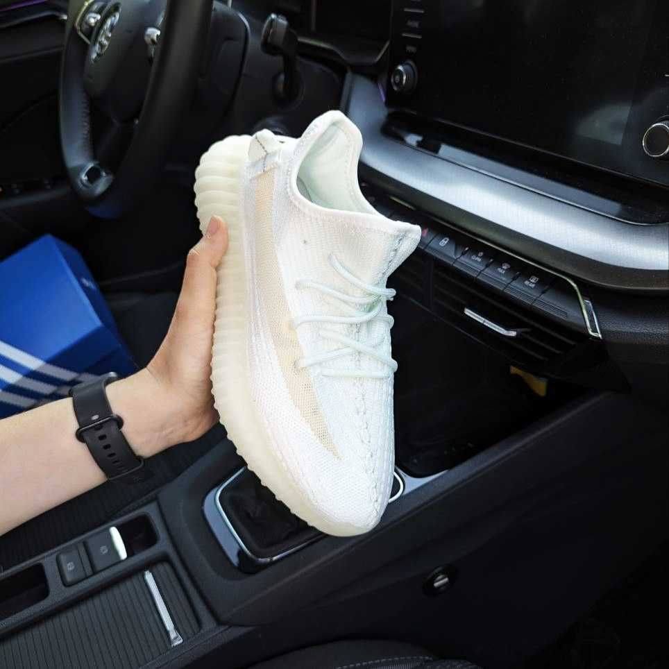 Жіночі кросівки Adidas YEEZY BOOST 350 V2 білі