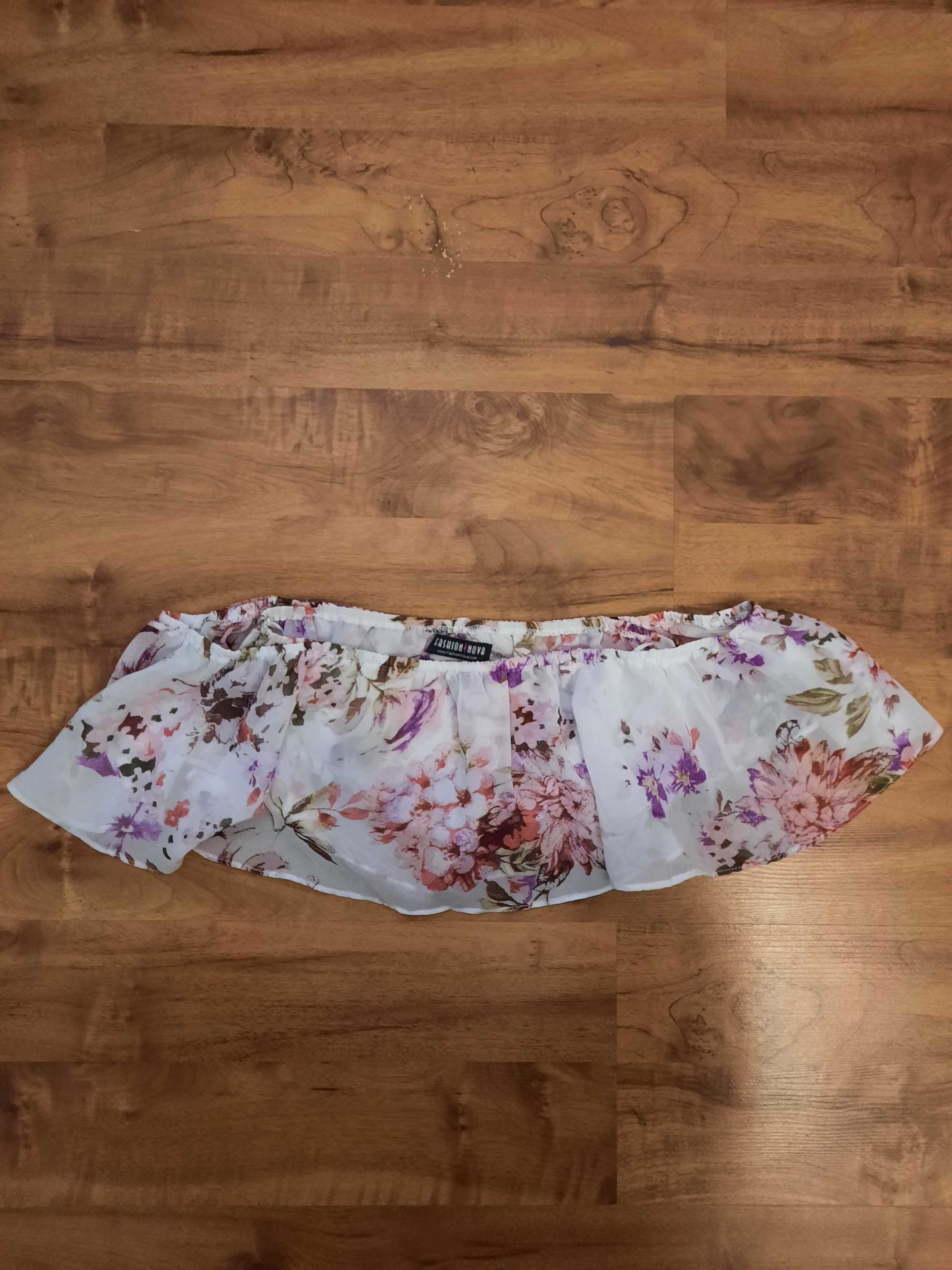 Crop top w kwiaty krótka bluzeczka na ramiona Fashion Nova S realnie u