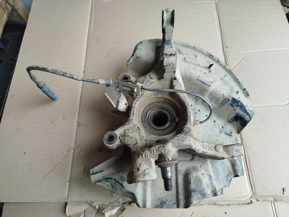 Цапфа ступица поворотний кулак лівий правий bmw X5 E53 бмв