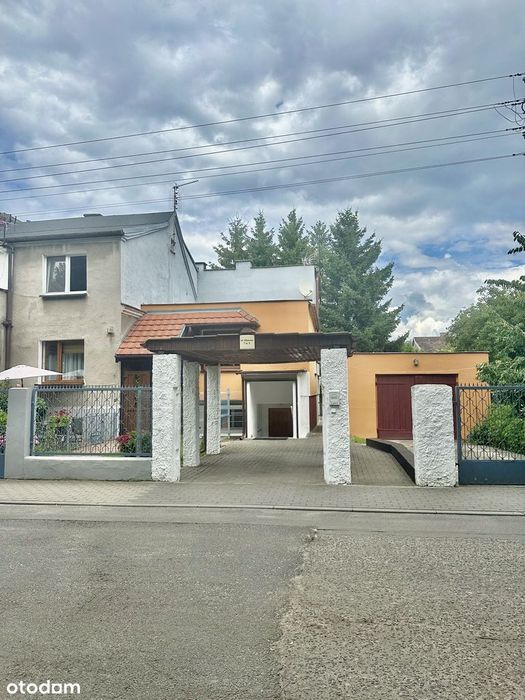 Sprzedaż lub zamiana na mniejsze mieszkanie. W piwnicy był fryzjer.