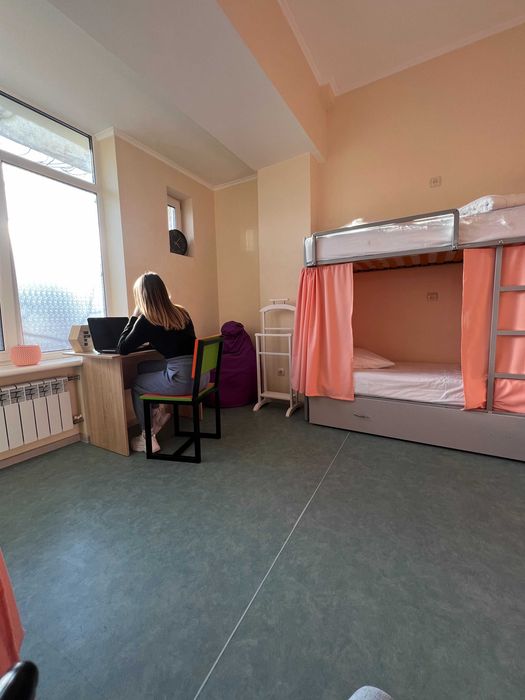 Сучасний хостел у Голосіївському р-ні – зручний вхід, перший поверх.