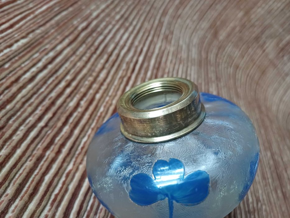 Szklany, mały zbiornik do lampy naftowej.