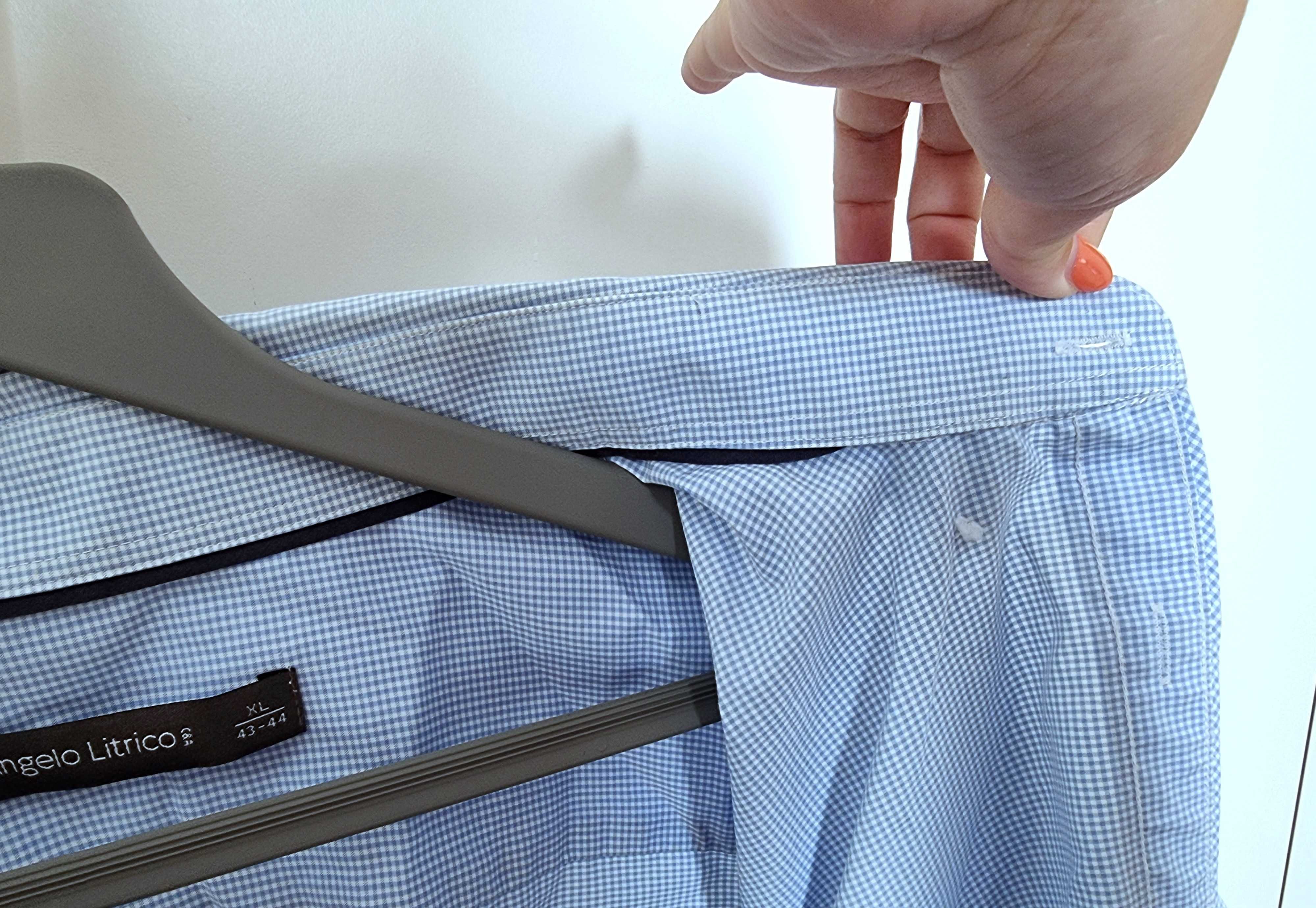 Camisa com padrão azul claro e branco de manga curta C&A, tamanho XL