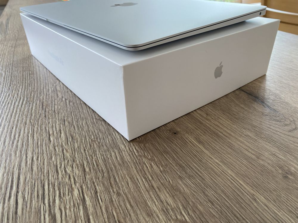 Mac book Air 13 (M1) 8GB + 256SSD - jak NOWY!