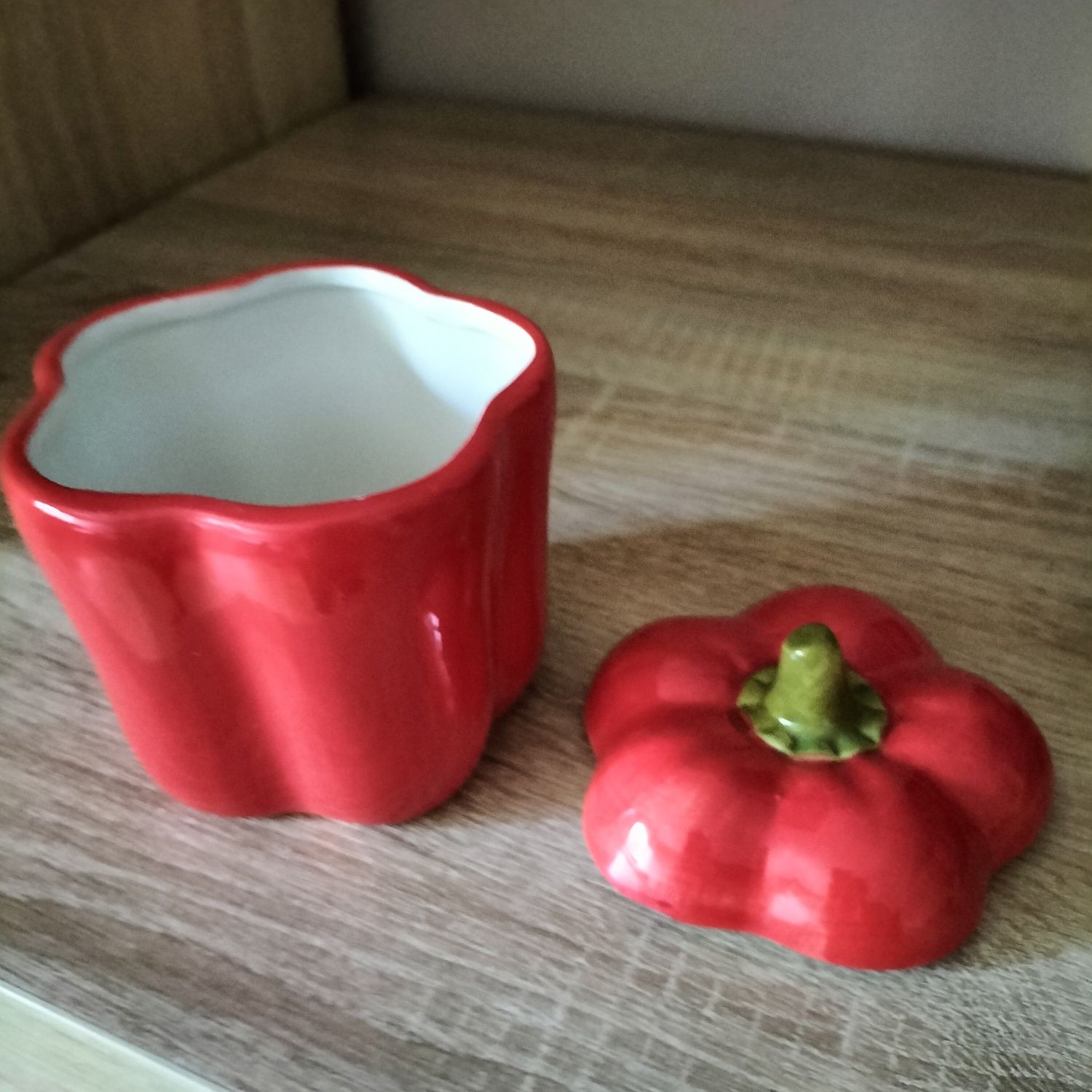 Nowy pojemnik z przykrywką Sinsay