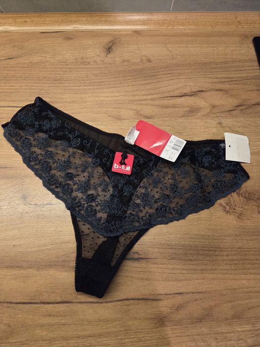 Nowe, ciemne stringi z koronką