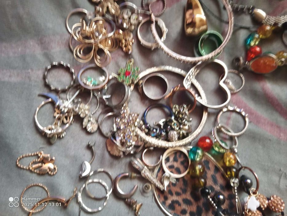 Sztuczna biżuteria mix około 1.5 kg