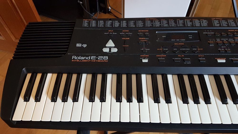 Teclado Roland E-28 c/ suporte