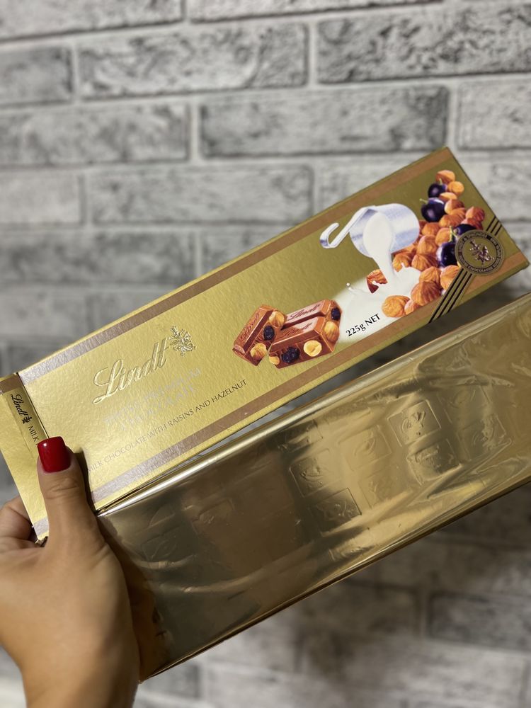 Шоколад Lindt Лінд молочний з горіхами та родзинками 225грам