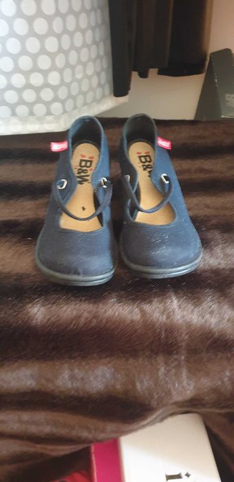 Sapatos de cunha B & W