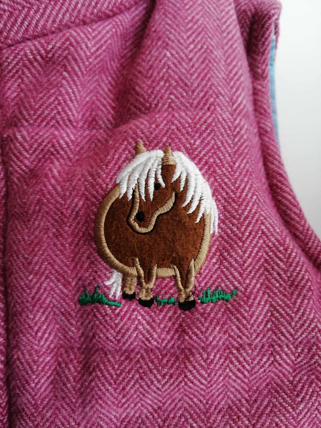Жилетка на девочку 5-6 лет лошади кони розовая шерстяная, 110,116
