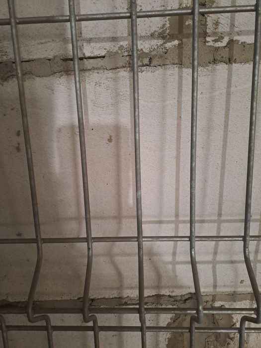 Продам металеву оцинкованусітку для огорожі.