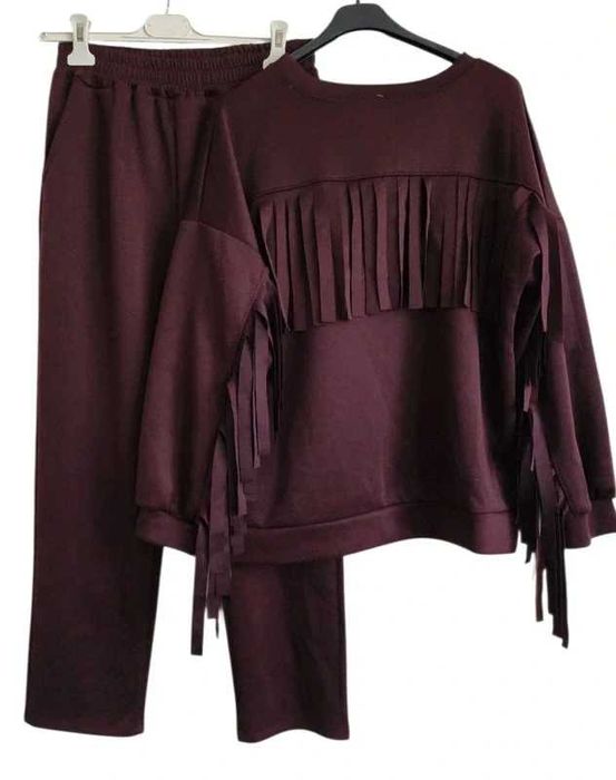 Nowy dres damski w kolorze śliwkowym z spodnie i bluza z frędzlami.