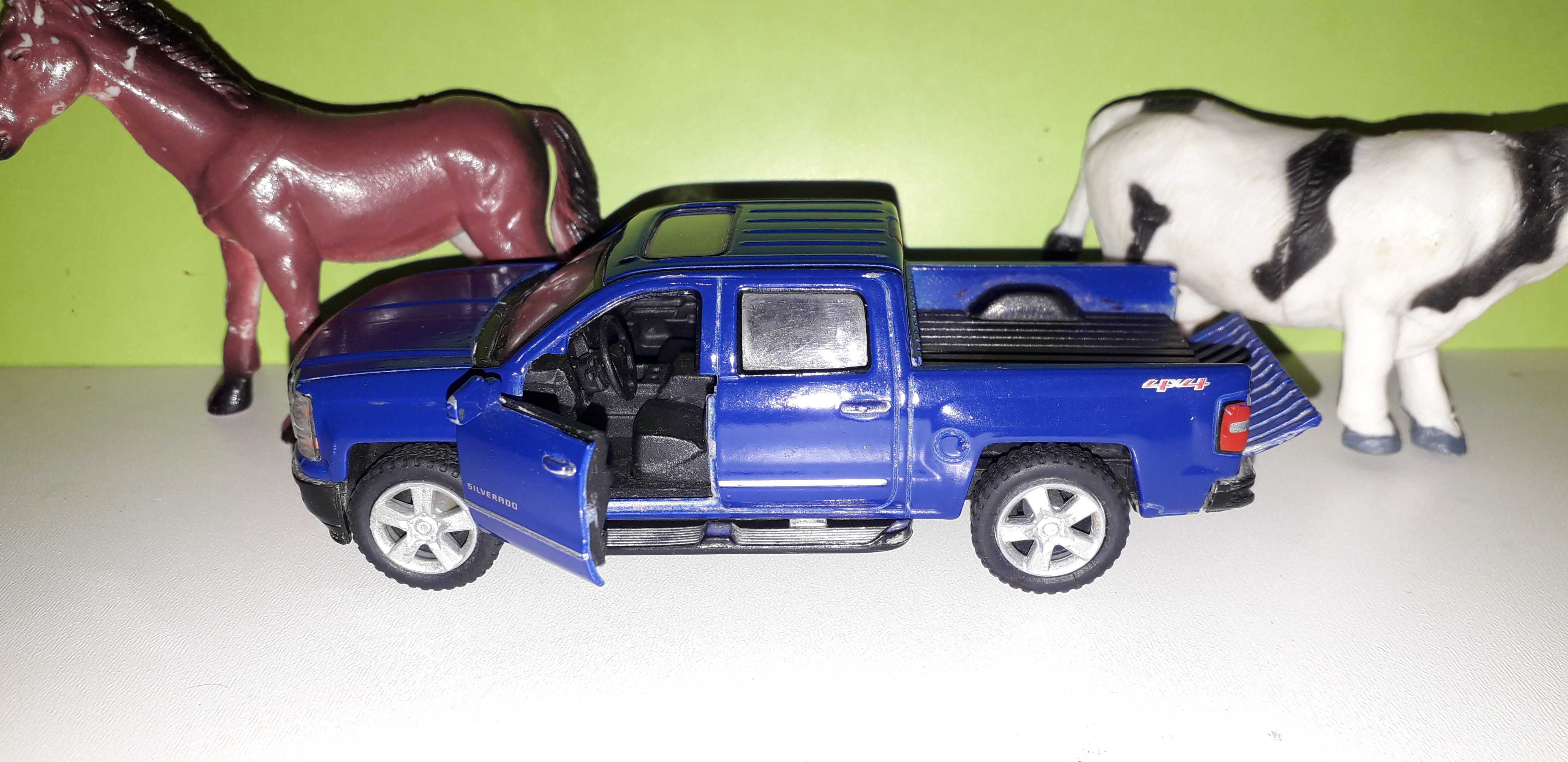 Коллекционная модель автомобиля Chevrolet Silverado 2014 1/46